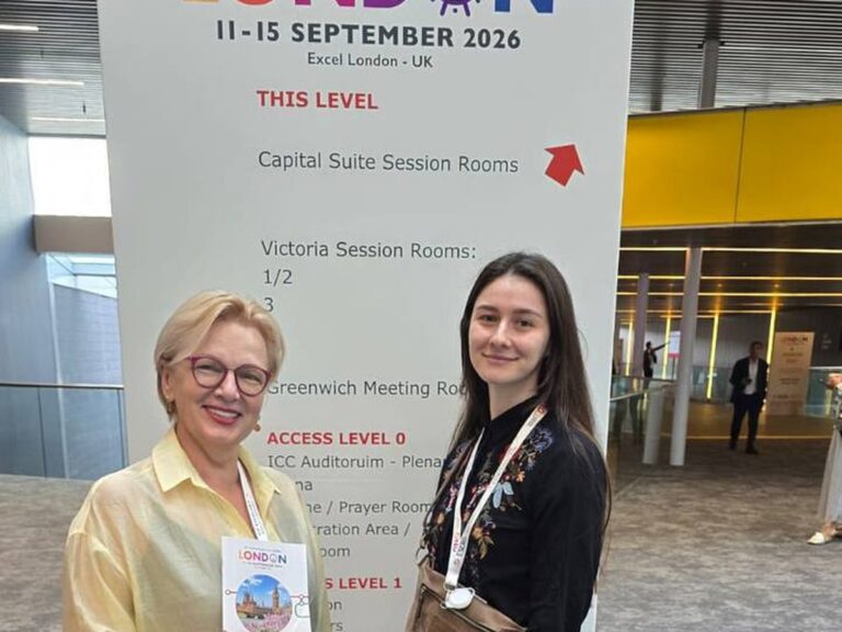 Оксана Вітовська та Валерія Саргош на конгресі ESCRS 2026 у Лондоні