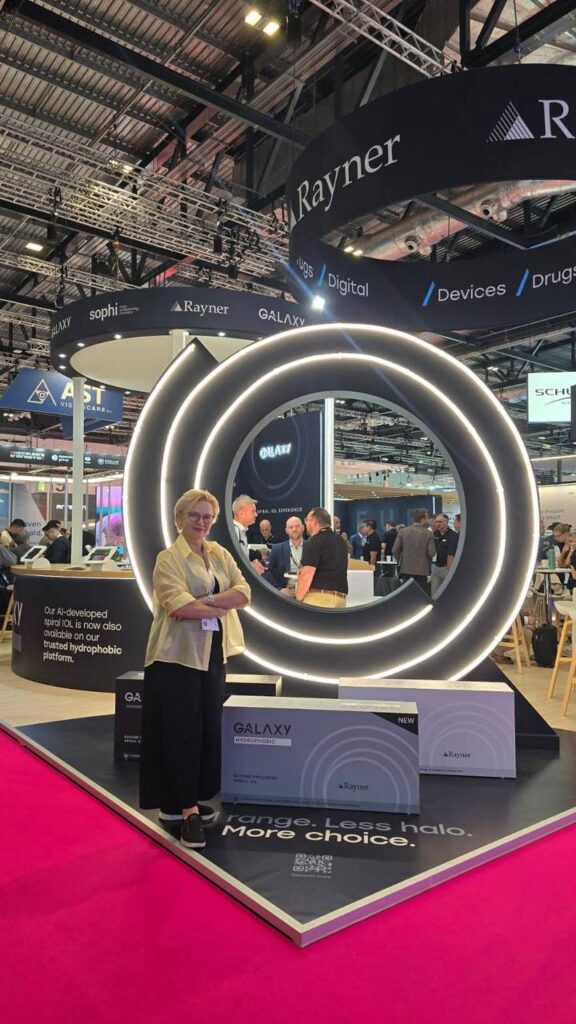 Стенд Rayner зі спіральною лінзою RayOne Galaxy на ESCRS 2026