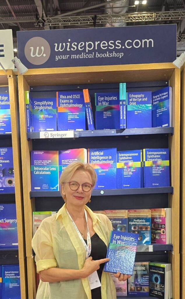 Оксана Вітовська з книгою «Eye Injuries in War» на стенді Springer